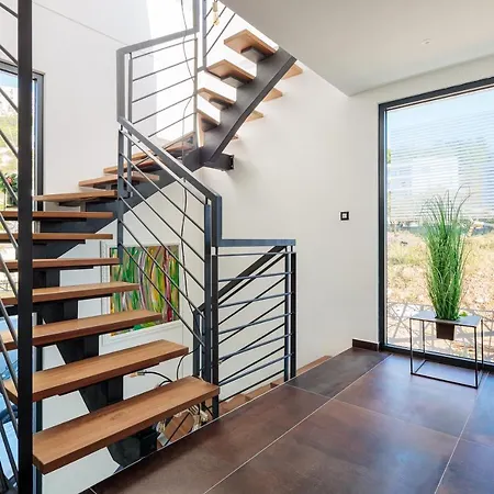 Luxury Split بودْسْتغانا